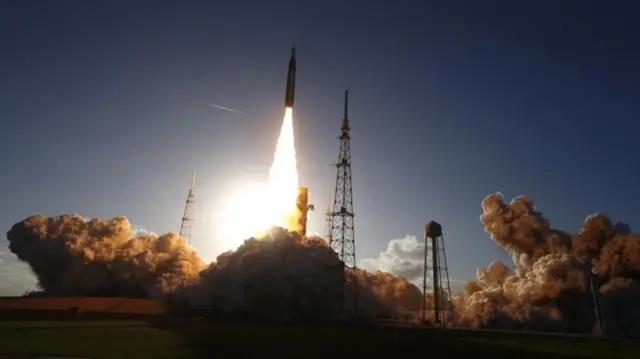 La misión Artemis II de la NASA despega rumbo a la órbita de la Luna en un  histórico lanzamiento - BBC News Mundo