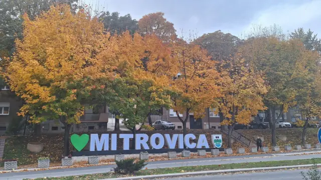 Znak na ulazu u Severnu Mitrovicu iz pravca Zvečana