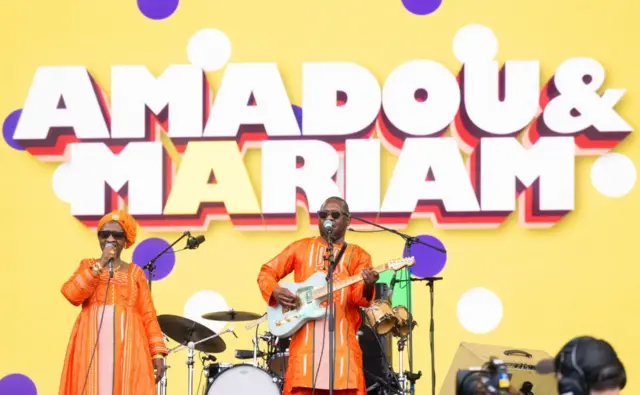 Amadou et Mariam se produisent en tenue traditionnelle malienne lors du festival de Glastonbury 2023