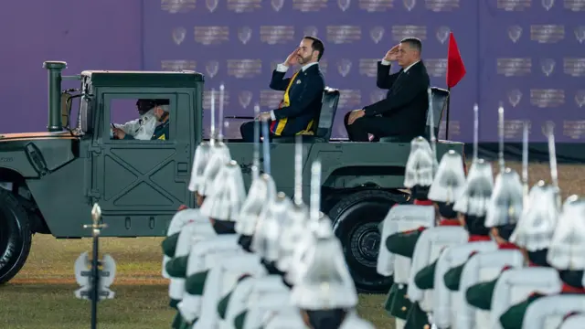 De la Espriella en un vehículo militar frente a un escuadrón uniformado.