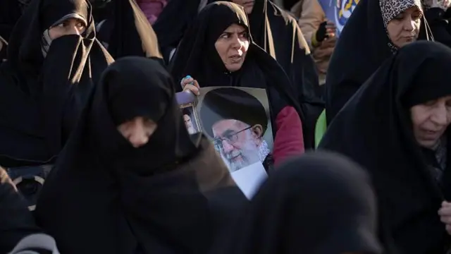 نساء يحملن صورة خامنئي