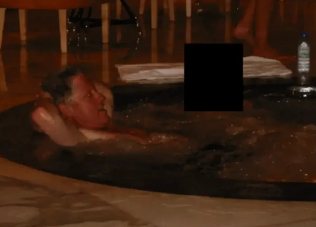 Clinton'ı jakuzi içinde uzanırken gösteren bulanık bir fotoğraf, yanında bir kişi daha uzanıyor ancak yüzü fotoğrafta gizlenmiş. 