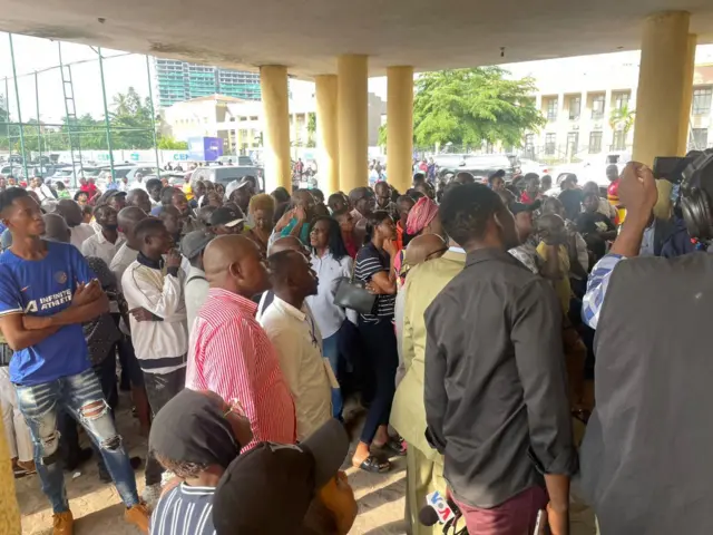 Les électeurs cherchent leurs noms sur les listes