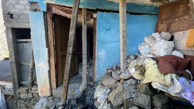 જોશીમઠના લોકોએ ઘણા ઘરોને સપોર્ટ આપવા માટે લાકડાના ટેકા મૂક્યા છે