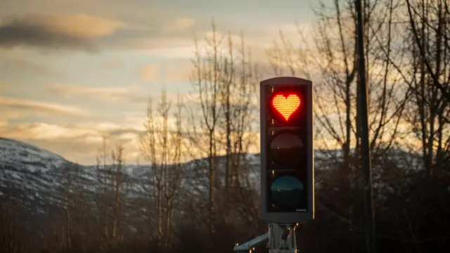 إشارة مرور على شكل قلب في أكوريري - أيسلندا