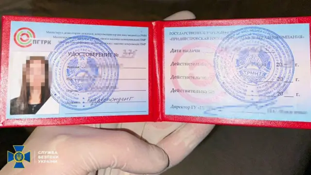 Посвідчення кореспондента в руці