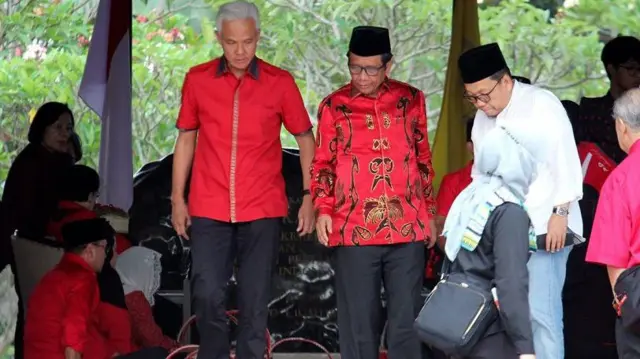 Pasangan bacapres dan bacawapres Ganjar Pranowo dan Mahfud MD berjalan meninggalkan kawasan pusara makam saat usai berziarah ke Makam Presiden Soekarno di Blitar, Jawa Timur, Jumat (3/11/2023). 