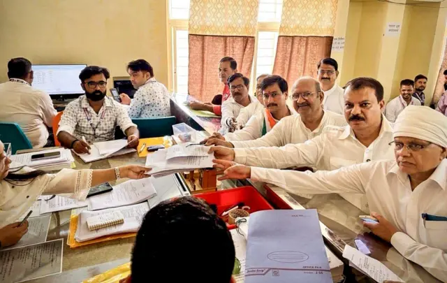 कांग्रेस उम्मीदवार घनश्याम सिंह अपना नामांकन दाख़िल करते हुए
