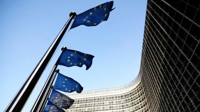Bandeiras da União Europeia em frente ao Conselho Europeu