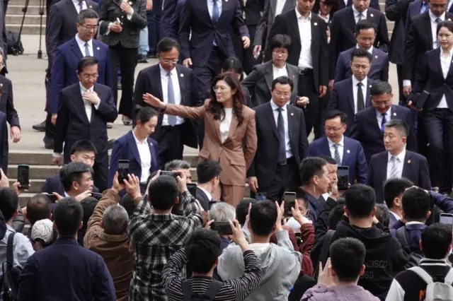 郑丽文在南京中山陵向当地民众挥手