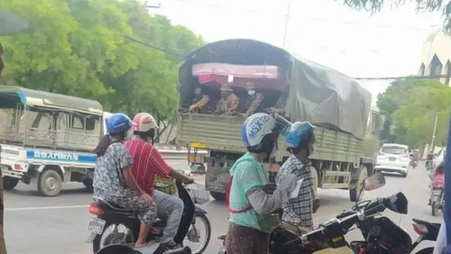 မန္တလေးမှာ စစ်ကားတစ်စီးမြို့တွင်းလှည့်လည်နေစဥ် (ပုံအဟောင်း)