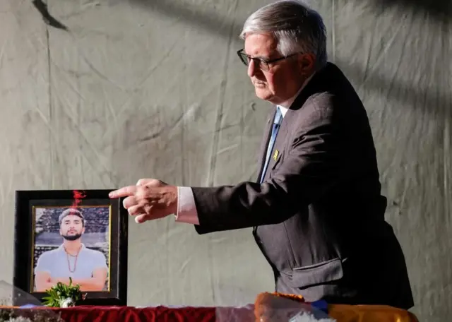 विपिन जोशीको तस्बिरअगाडि इजरेली राजदूत स्मूलिक एरी बास