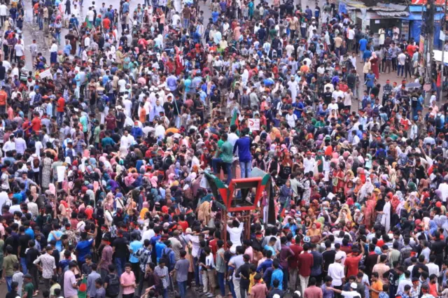 বরিশালে বিক্ষোভে অংশ নিয়েছেন হাজার হাজার মানুষ