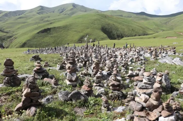 बडीमालिकामा मिलाएर राखिएका ढुङ्गाहरू