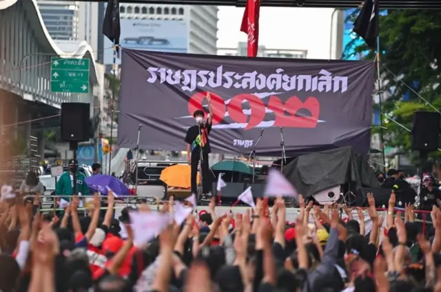 ในการชุมนุมใหญ่ของกลุ่ม "ราษฎร" เมื่อวันที่ 31 ต.ค. 2564 ได้ชูข้อเสนอยกเลิกกฎหมายอาญามาตรา 112