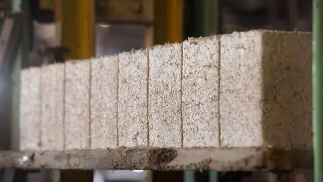 Pemandangan balok rami yang baru dipres di pabrik Afrimat Hemp di Cape Town, Afrika Selatan.