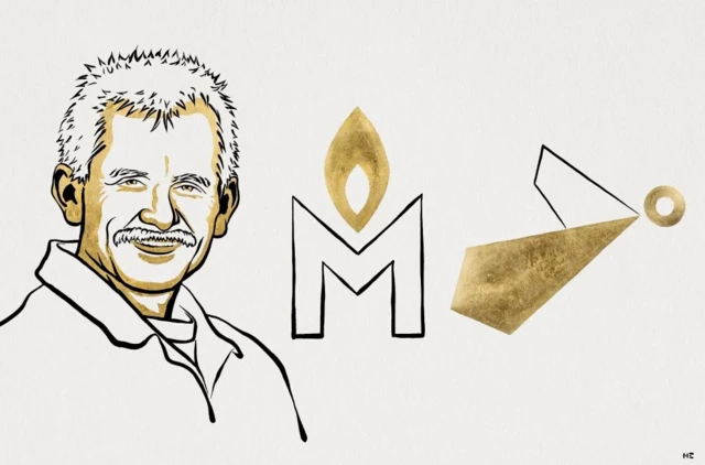 ภาพวาดของนายอาเลส เบียเลียตสกี, ตราสัญลักษณ์ขององค์กร Memorial (กลาง), และตราสัญลักษณ์ของศูนย์เพื่อเสรีภาพพลเมือง (ขวา)