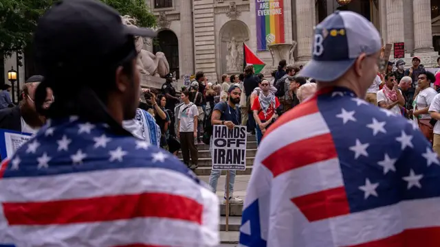 Сторонники Трампа и протестующие против участия США в войне против Ирана
