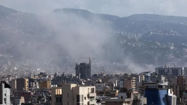 Nube de humo en un suburbio al sur de Beirut, Líbano, el 20 de septiembre de 2024.