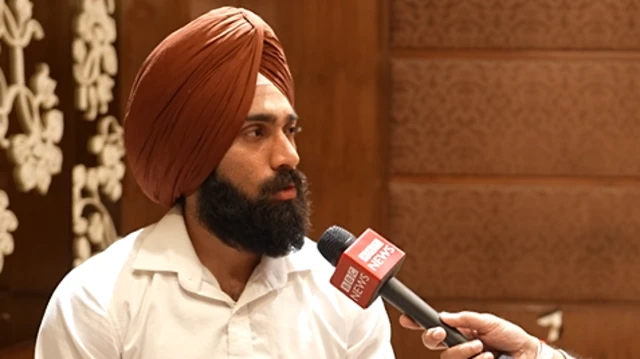 ਗੁਰਿੰਦਰਵੀਰ ਸਿੰਘ ਨਾਲ ਗੱਲਬਾਤ ਕਰਦੇ ਹੋਏ ਬੀਬੀਸੀ ਪੱਤਰਕਾਰ ਹਰਪਿੰਦਰ ਸਿੰਘ ਟੌਹੜਾ