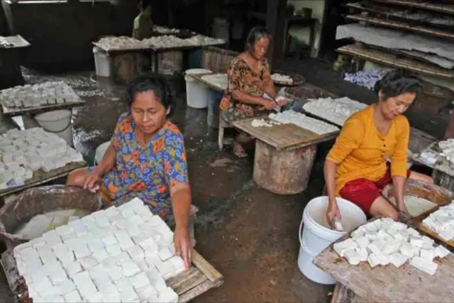 Para perajin tahu di Semarang, Jawa Tengah sedang menata produk mereka.