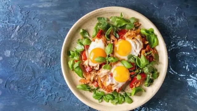 Aworan ẹyin dindidn ati ewe ninu awo