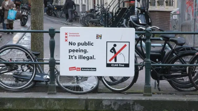 वेगवेगळ्या देशांनी पर्यटकांना आवरण्यासाठी कडक नियम बनवायला सुरुवात केली आहे