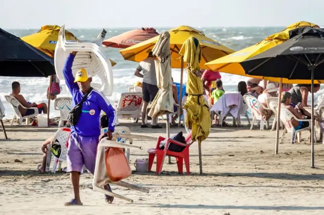 Un hombre alquila sillas en una playa de Cartagena, en Colombia. 
