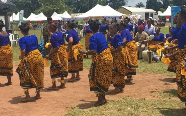 Ụmụnwaanyị na-agba egwu