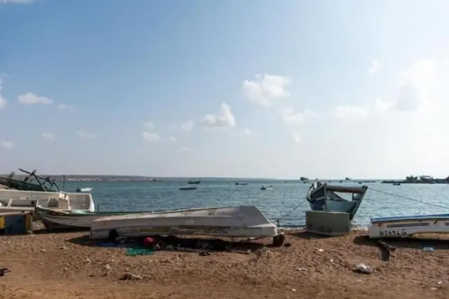 በጂቡቲ የባሕር ዳርቻ ከተማ፣ ኦቦክ ስደተኞች በእነዚህ ጀልባዎች ውስጥ እና ስር በመተኛት ጊዜያቸውን ያሳልፋሉ