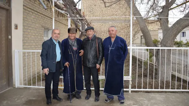 اسد گلزاده بخارایی، شاعر و روزنامه‌نگار فارسی‌زبان اهل بخارا (سوم از راست)، سهراب ضیا، بی‌بی‌سی (چهارم از راست)