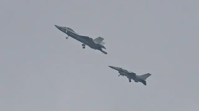 KAAN ve bir F-16 birlikte uçarken