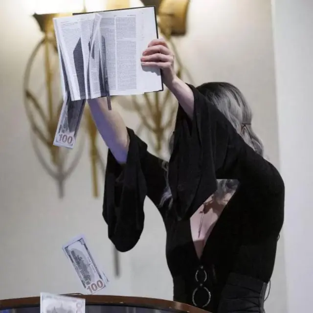 Acara pembuka SatanCon memperlihatkan seorang pengikut merobek halaman-halaman dari Alkitab. Aksi tersebut menuai kritikan dan amarah para warganet