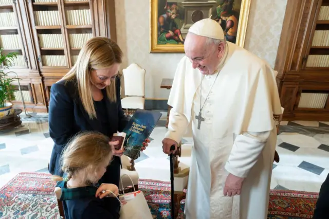 Giorgia Meloni, su hija y el papa Francisco.