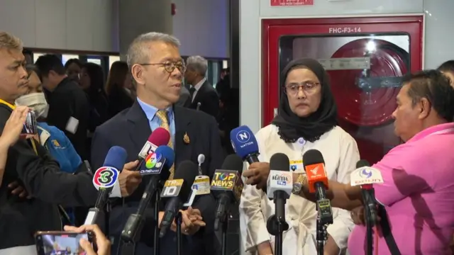 วีระศักดิ์ กับ อังคณา ให้สัมภาษณ์ภายหลังเสร็จสิ้นการประชุม กมธ.พัฒนาการเมืองฯ เมื่อ 23 ก.ย. โดยที่ประชุมตั้ง วีระศักดิ์ เป็นประธานที่ปรึกษา กมธ. หลังจากชวดตำแหน่งประธาน