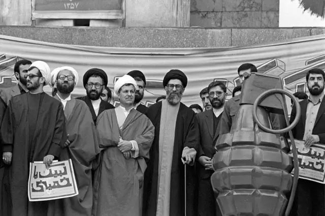 میرحسین موسوی در کنار علی خامنه ای و اکبر رفسنجانی