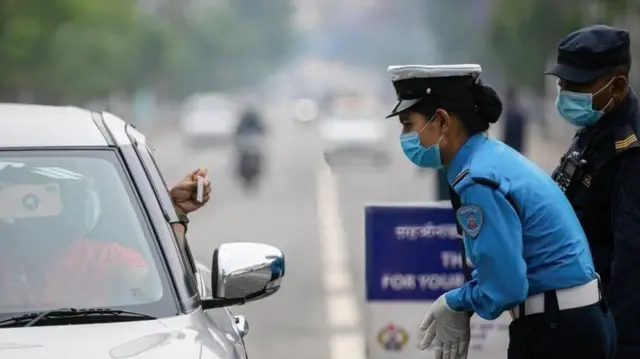 लाइसन्स जाँच गर्दै ट्राफिक