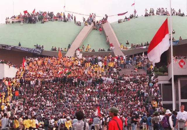 Ribuan mahasiswa berkumpul di gedung DPR, mendesak reformasi dan menuntut Soeharto lengser pada 19 Mei 1998.