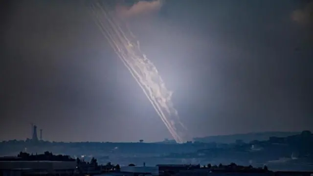 ইসরায়েলের দিকে পাল্টা হামলা অব্যাহত রেখেছে হেজবুল্লাহ