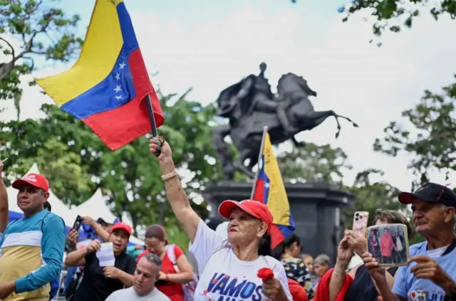 امرأة تحمل العلم الفنزويلي خلال فعالية في كاراكاس، فنزويلا، يوم 17 يناير/كانون الثاني 2026، حيث يكتب المشاركون رسائل موجهة إلى الرئيس نيكولاس مادورو وزوجته سيليا فلوريس.