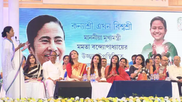 সব সরকারী প্রকল্পের অর্থ পেতে গেলেই পঞ্চায়েত সদস্যদের ঘুষ দিতে হয় বলে অভিযোগ