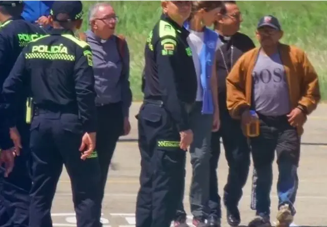 Baba Diaz en sağda yürüyür