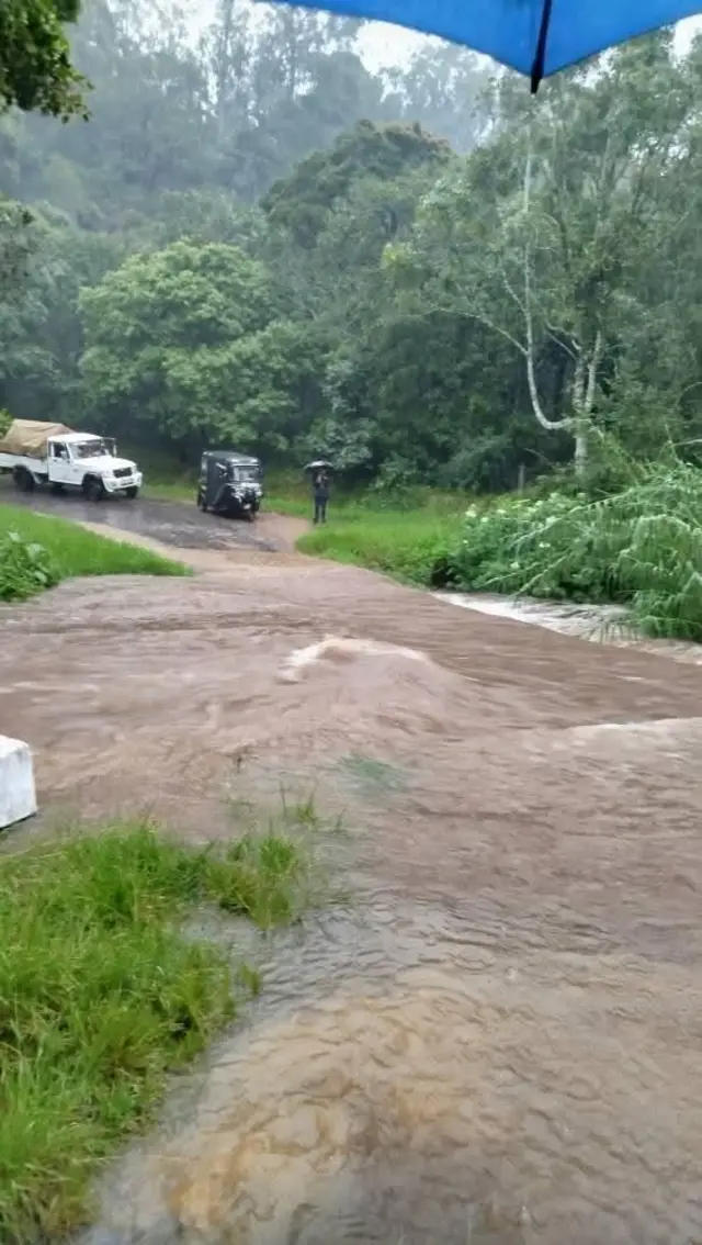 வெள்ளத்தில் மூழ்கிய பாலம்