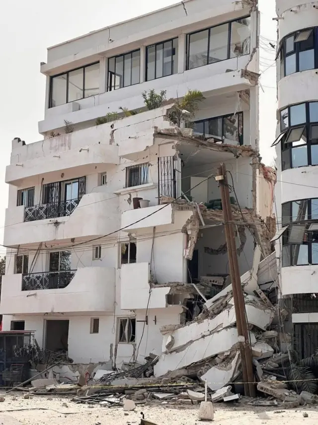 Image d'un immeuble effrondré à Ngor, dans la capitale sénégalaise Dakar, le 8 mai 2025. 