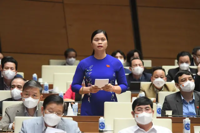 Đại biểu Quốc hội Ma Thị Thúy, đoàn Tuyên Quang, chất vấn Bộ trưởng Kế hoạch và Đầu tư Nguyễn Chí Dũng vào tháng 11/2021