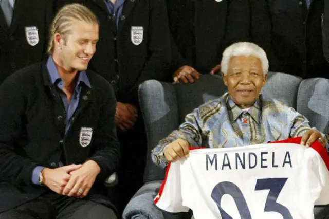 دیوید بکام همراه با بازیکنان تیم ملی انگلیس قبل از بازی دوستانه سال ۲۰۰۳ مقابل آفریقای جنوبی با نلسون ماندلا دیدار کرد. بکام که به دلیل تغییر مکرر مدل موهایش معروف بود، بعدا گفت از داشتن «کورن رو» (بافت‌های آفریقایی) هنگام ملاقات با رئیس‌جمهور اسبق آفریقای جنوبی پشیمان است.