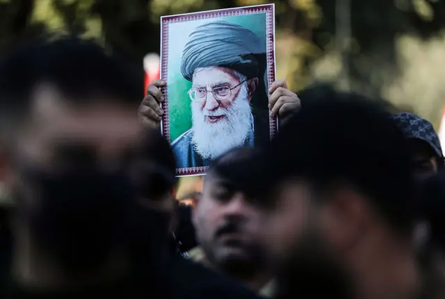 تصویری از علی‌ خامنه‌ای رهبر ایران در دستان هوادارانش