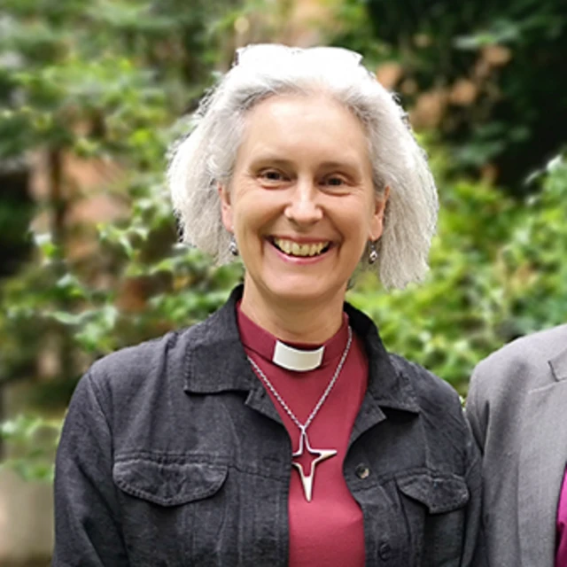 L'évêque anglican Jo Bailey Wells est marié et père de deux enfants.