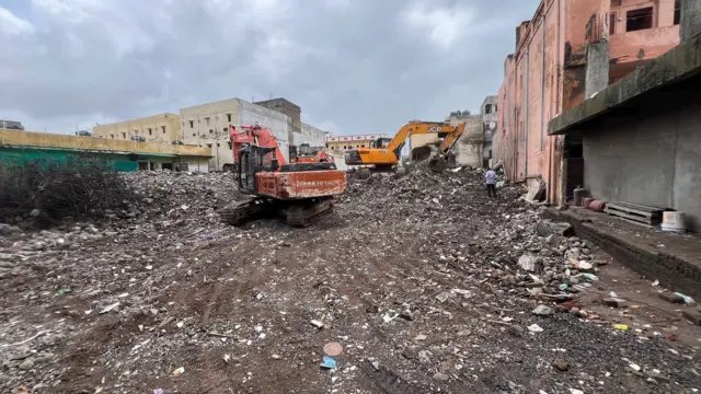 રવિવારે પણ કાટમાળ ખસેડવાની કામગીરી ચાલુ રહી હતી 