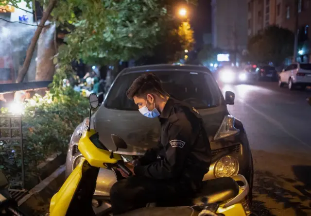 په ایران کې یو افغان ځوان